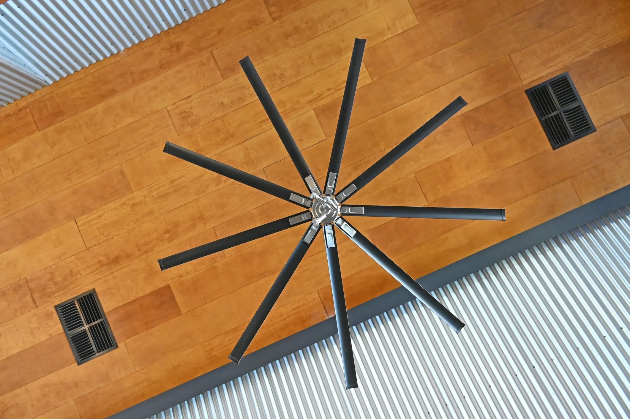 HVLS industrial ceiling fan — high-volume low-speed air circulation